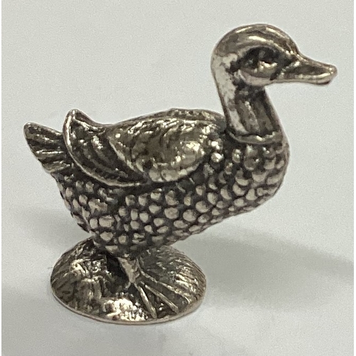 308 - A heavy Continental silver figure of a duck. Approx. 15 grams. Est. £20 - £30.