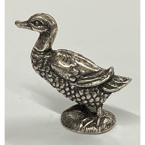 308 - A heavy Continental silver figure of a duck. Approx. 15 grams. Est. £20 - £30.