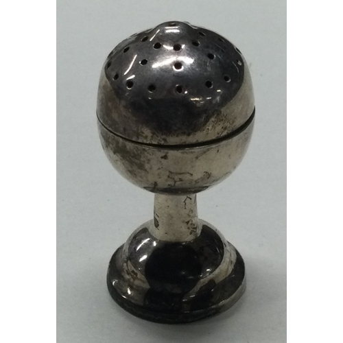 31 - A Victorian silver pepper with lift-off cover. London 1882. Approx. 18 grams. Est. £20 - £30.