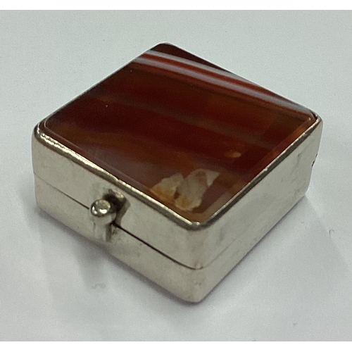 320 - An agate hinged pill box. Est. £20 - £30.