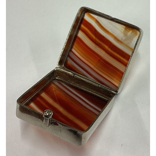 320 - An agate hinged pill box. Est. £20 - £30.