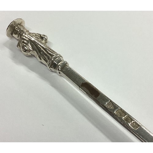 346 - A good Georgian style Apostle top silver spoon. London. By EJH. Approx. 48 grams. Est. £30 - £50.