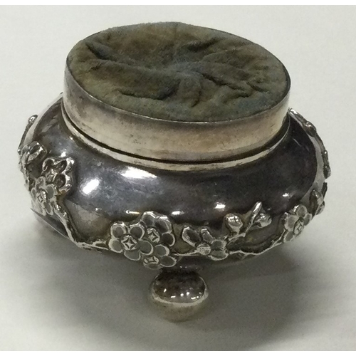 356 - A heavy Chinese export silver combination salt / pin cushion with hinged cover. Marked to base. Appr... 