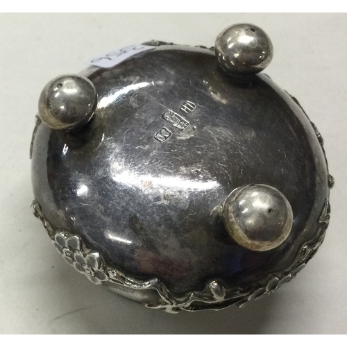 356 - A heavy Chinese export silver combination salt / pin cushion with hinged cover. Marked to base. Appr... 