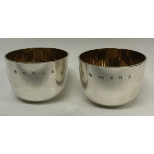 37 - A pair of Britannia Standard silver tumbler cups with gilt interiors. Sheffield 2005. Approx. 186 gr... 