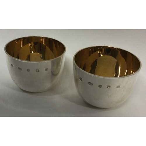 37 - A pair of Britannia Standard silver tumbler cups with gilt interiors. Sheffield 2005. Approx. 186 gr... 