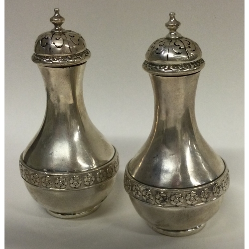 370 - A pair of Victorian silver pepper shakers. London 1881. By JE. Approx. 183 grams. Est. £150 - £200.