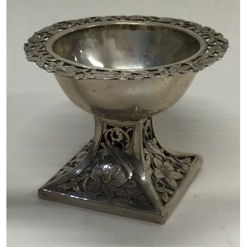 371 - An unusual pierced silver salt cellar. Approx. 38 grams. Est. £30 - £50.