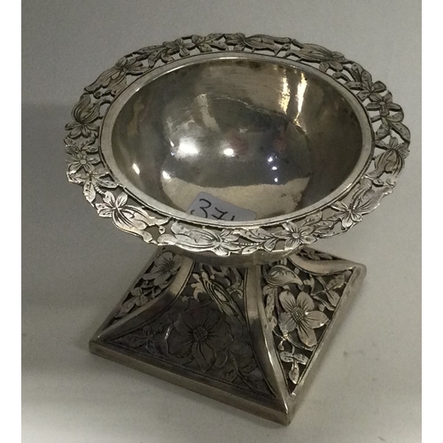 371 - An unusual pierced silver salt cellar. Approx. 38 grams. Est. £30 - £50.