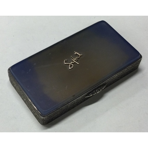 379 - A silver and agate snuff box bearing import marks. Approx. 74 grams. Est. £80 - £120.