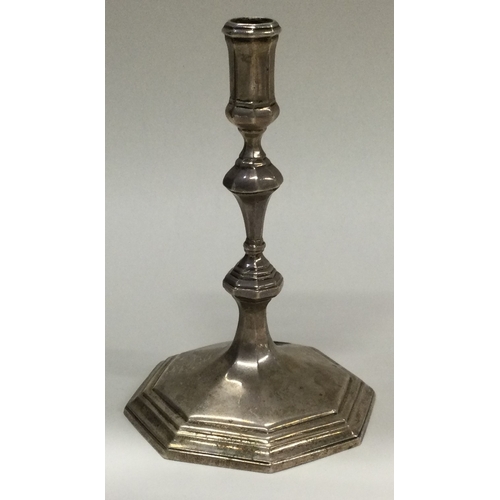 385 - A Georgian style silver taperstick. London 1910. Approx. 102 grams. Est. £100 - £150.