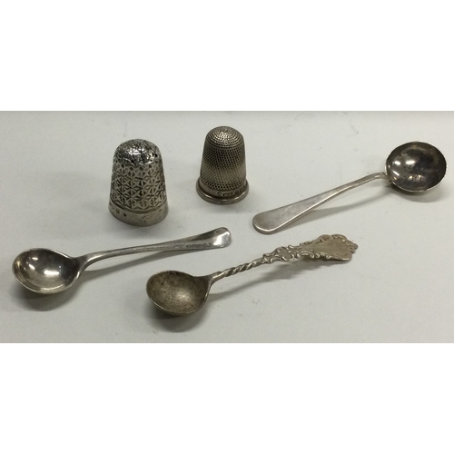 386 - Three silver salt spoons together with two silver thimbles. Approx. 21 grams. Est. £20 - £30.