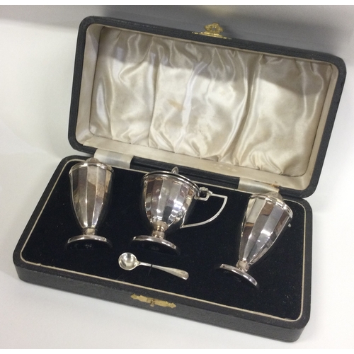 394 - A good heavy silver three piece cruet set contained within a fitted box. Approx. 123 grams of gross ... 