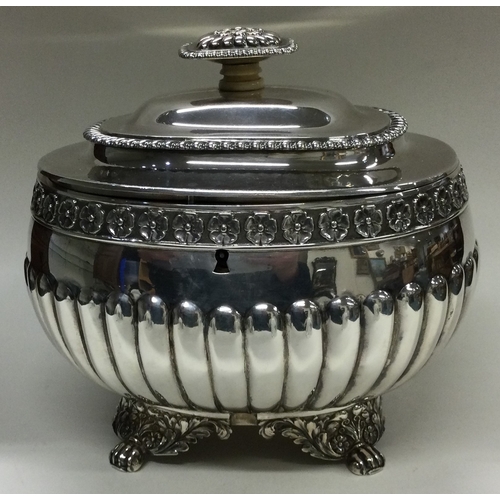 421 - A good 19th Century George III silver lidded tea caddy with interior double compartment. London 1821... 