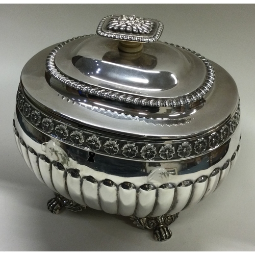 421 - A good 19th Century George III silver lidded tea caddy with interior double compartment. London 1821... 