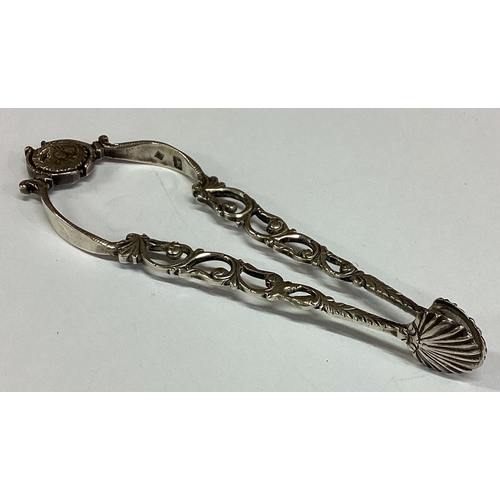 439 - A pair of 18th Century silver tongs. Lion and maker's mark only to handles. Circa 1770. Approx. 36 g... 