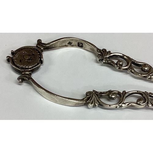 439 - A pair of 18th Century silver tongs. Lion and maker's mark only to handles. Circa 1770. Approx. 36 g... 