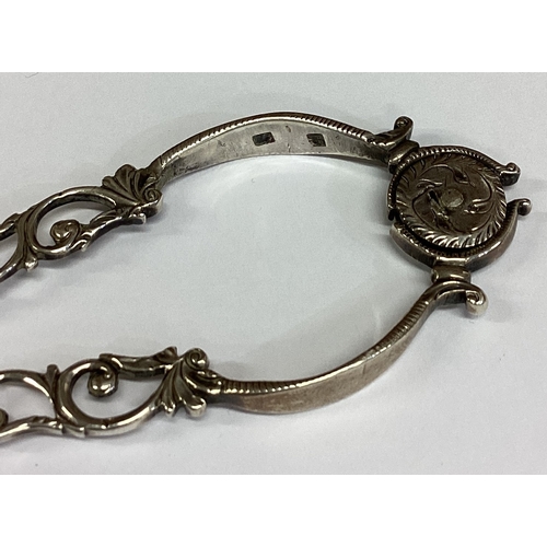 439 - A pair of 18th Century silver tongs. Lion and maker's mark only to handles. Circa 1770. Approx. 36 g... 