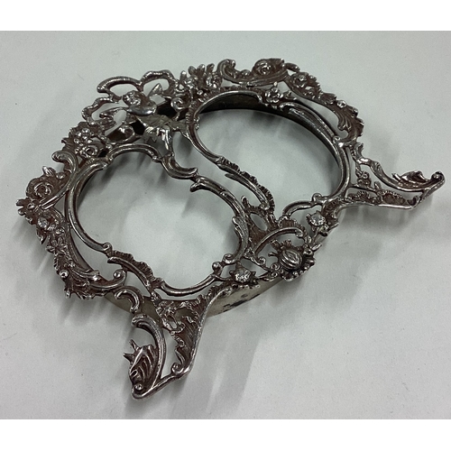 442 - A small chased silver picture frame decorated with scrolls and flowers. London. Approx. 62 grams. Es... 