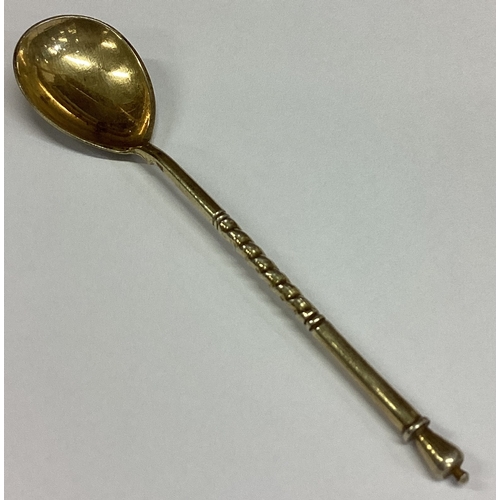 453 - A Russian silver and Niello spoon depicting castle to back. Approx. 13 grams. Est. £40 - £60.