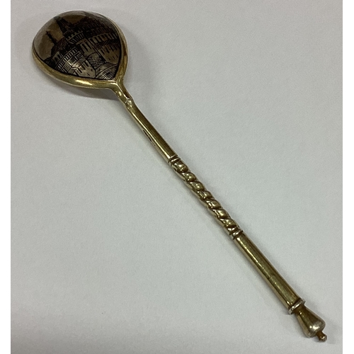 453 - A Russian silver and Niello spoon depicting castle to back. Approx. 13 grams. Est. £40 - £60.