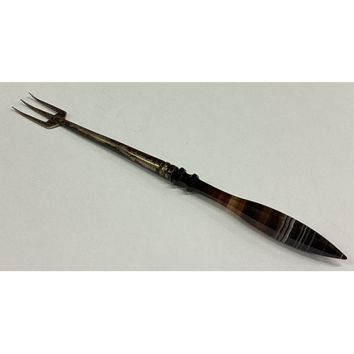 456 - A silver and agate pickle fork. Birmingham. Approx. 7 grams. Est. £10 - £20.