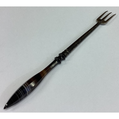 456 - A silver and agate pickle fork. Birmingham. Approx. 7 grams. Est. £10 - £20.