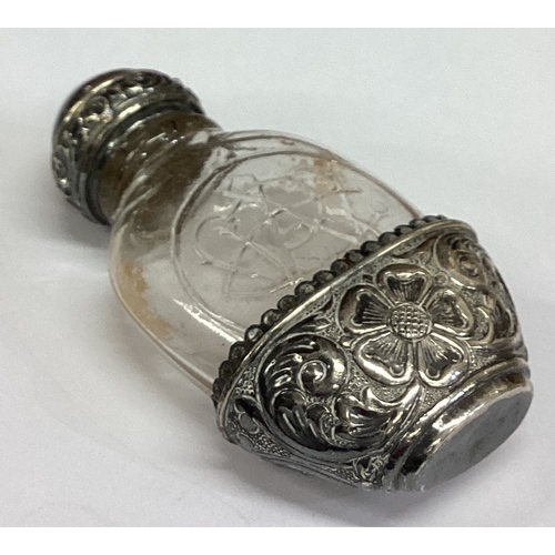 462 - A silver and glass pepper shaker. Approx. 35 grams of gross weight. Est. £20 - £30.