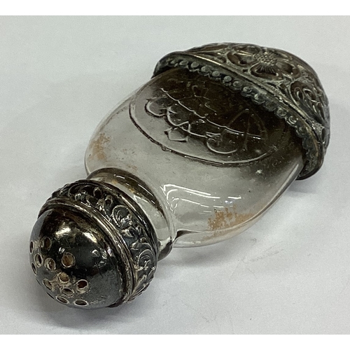 462 - A silver and glass pepper shaker. Approx. 35 grams of gross weight. Est. £20 - £30.