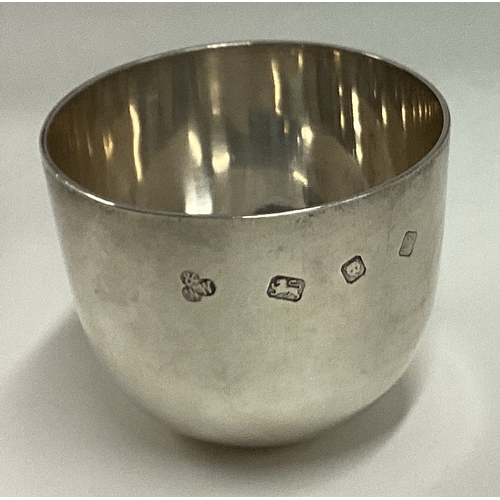 473 - A good silver tumbler cup of typical form. London. By W&W. Approx. 68 grams. Est. £70 - £80.