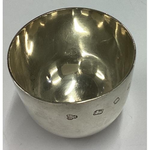 473 - A good silver tumbler cup of typical form. London. By W&W. Approx. 68 grams. Est. £70 - £80.