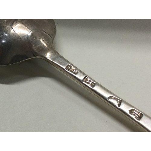 48 - An 18th Century silver bottom marked spoon. Approx. 50 grams. Est. £40 - £60.