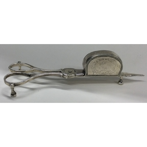 51 - A good pair of 18th Century silver candle snuffers. London 1777. By John Booth. Approx. 95 grams. Es... 