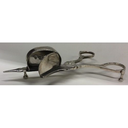 51 - A good pair of 18th Century silver candle snuffers. London 1777. By John Booth. Approx. 95 grams. Es... 