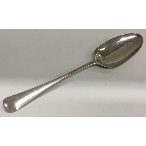 546 - A good 18th Century shell back tablespoon. London 1758. Approx. 52 grams. Est. £50 - £80.