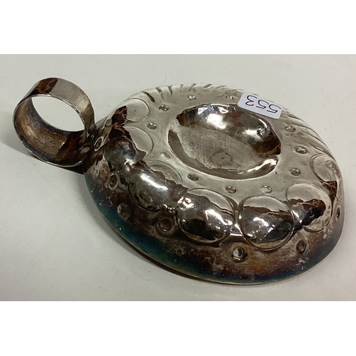 553 - A late 18th Century silver wine taster. Marked to handle. Approx. 39 grams. Est. £100 - £150.