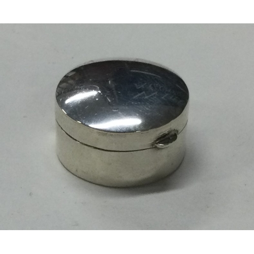 70 - A plain silver hinged pill box. Marked to base. Approx. 7 grams. Est. £10 - £15.