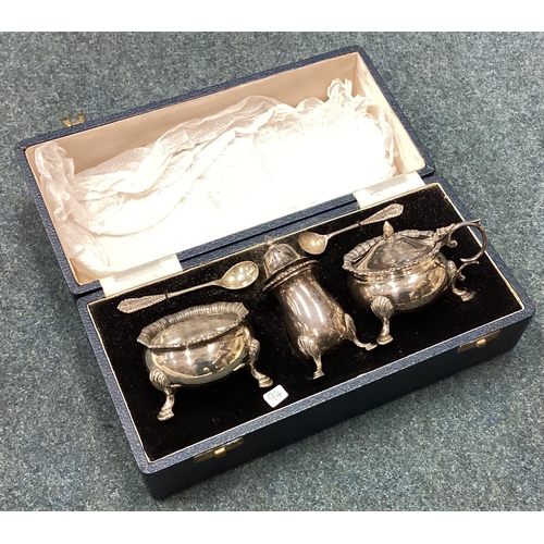 94 - A good heavy silver three piece boxed cruet set. Sheffield. By Mappin & Webb. Approx. 301 grams. Est... 