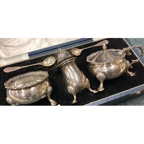 94 - A good heavy silver three piece boxed cruet set. Sheffield. By Mappin & Webb. Approx. 301 grams. Est... 