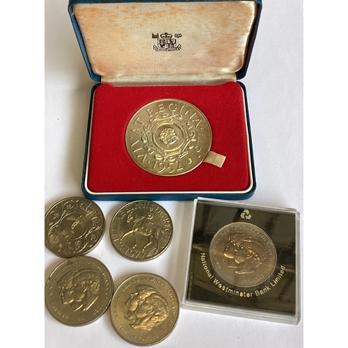 566 - A heavy silver medallion. Approx. 88 grams. Together with commemorative coinage. Est. £20 - £30.