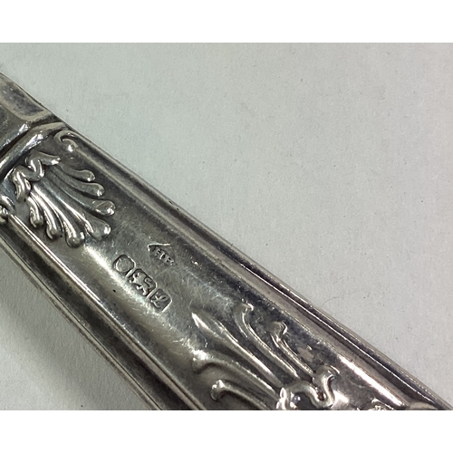 101 - A large silver handled cake knife. Approx. 62 grams. Est. £10 - £20.