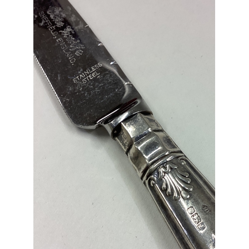 101 - A large silver handled cake knife. Approx. 62 grams. Est. £10 - £20.