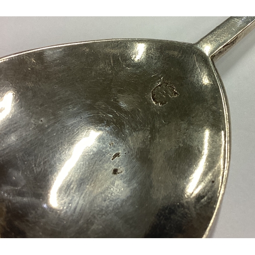 112 - An early silver slip top spoon. Circa 1630. By Richard Crosse. Approx. 46 grams. Est. £1000 - £1500.