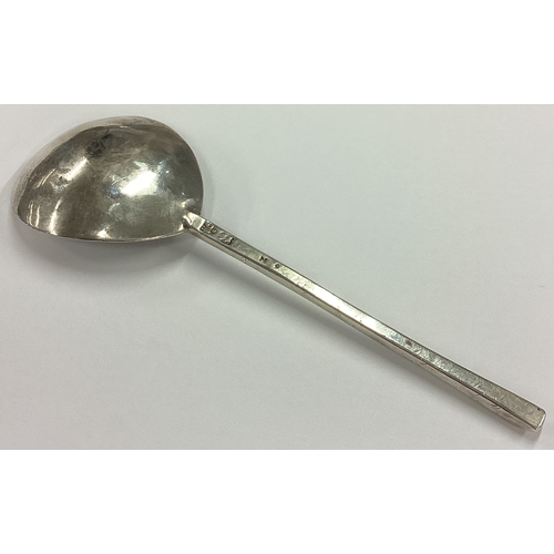 112 - An early silver slip top spoon. Circa 1630. By Richard Crosse. Approx. 46 grams. Est. £1000 - £1500.