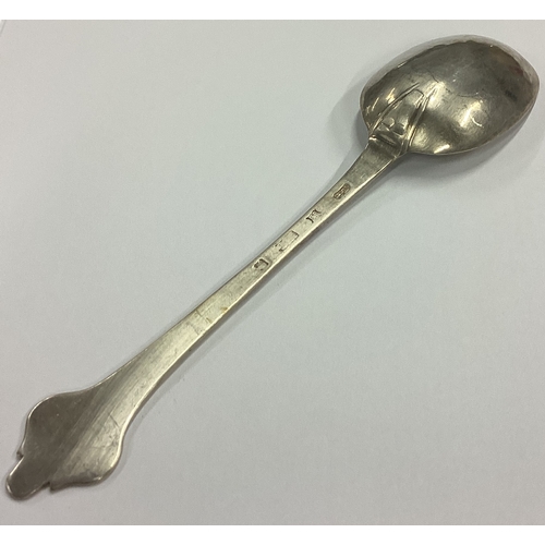 132 - An Antique 17th / 18th Century Scottish silver trefid spoon. Approx. 61 grams. Est. £60 - £80.