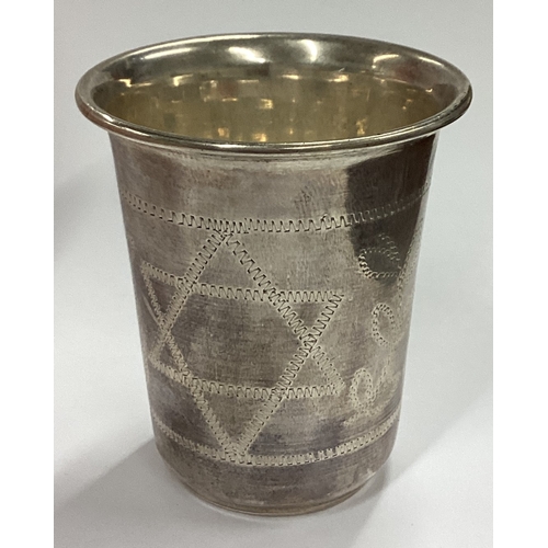 160 - A Judaica silver beaker decorated with the Star of David. London 1919. Approx. 51 grams. Est. £60 - ... 