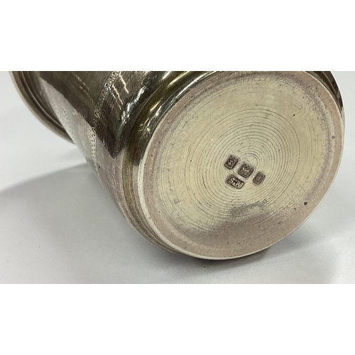 160 - A Judaica silver beaker decorated with the Star of David. London 1919. Approx. 51 grams. Est. £60 - ... 