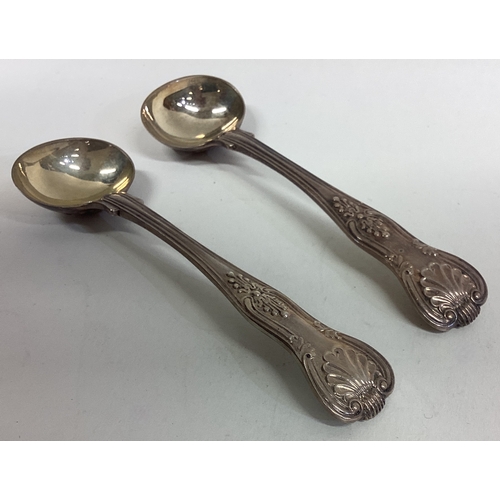 187 - A heavy pair of silver King's pattern salt spoons. London. By GA. Approx. 47 grams. Est. £20 - £30.