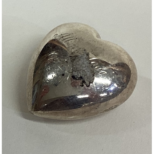 218 - A small heavy silver heart shaped paperweight. Approx. 65 grams. Est. £40 - £60.