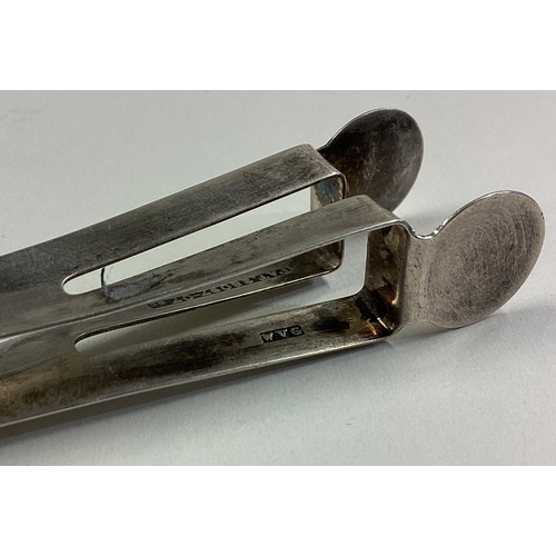 23 - A pair of novelty silver claw ice tongs. Marked Vilcar. London 1909. Approx. 13 grams. Est. £20 - £3... 